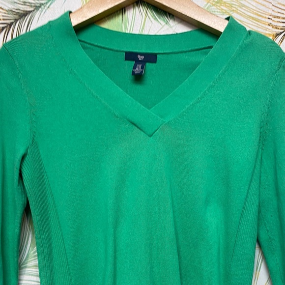 Gap Sweater in green. - Picture 2 of 6